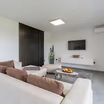 House On First Floor 2258