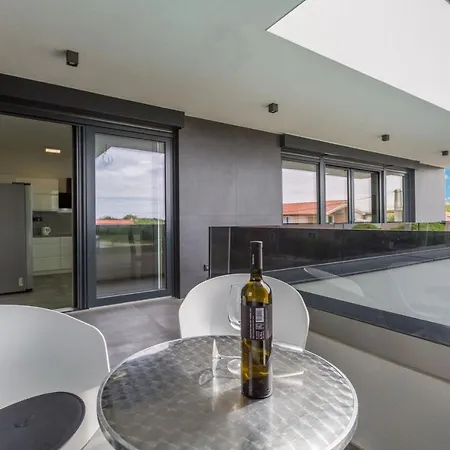 House On First Floor 2258 Pola