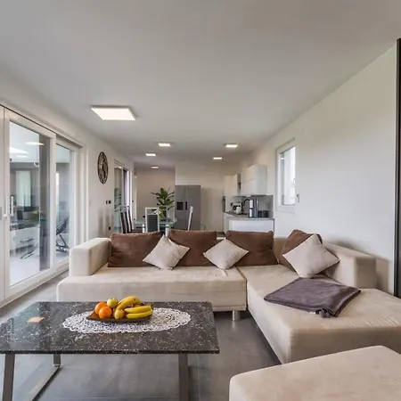 House On First Floor 2258 プーラ