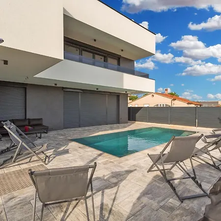 House On First Floor 2258 Pola