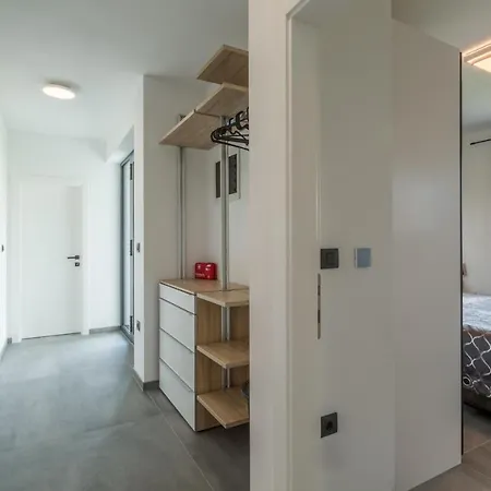 Сasa de vacaciones House On First Floor 2258