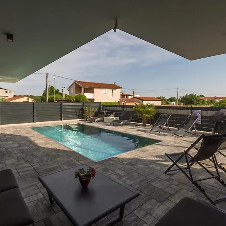 House On First Floor 2258 Сasa de vacaciones Pula