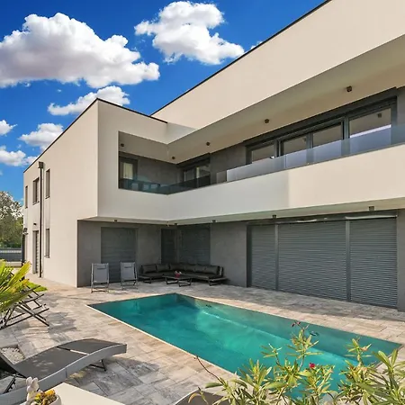 House On First Floor 2258 Сasa de vacaciones Pula